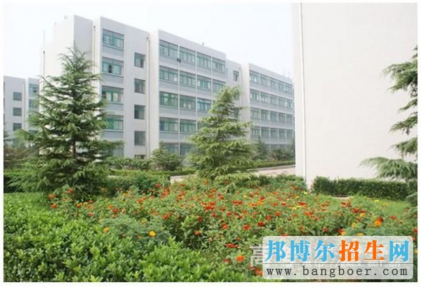 山東凱文科技職業(yè)學院百花叢中的公寓樓8237