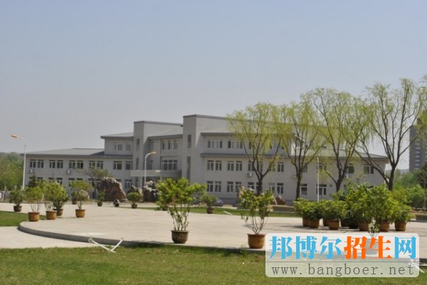 遼寧現(xiàn)代服務(wù)職業(yè)技術(shù)學(xué)院校園一角4800