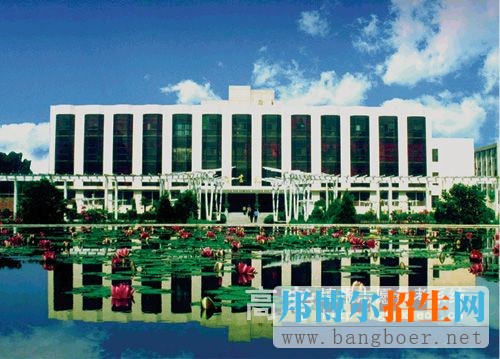 河南財經(jīng)政法大學(xué)校園一角9664