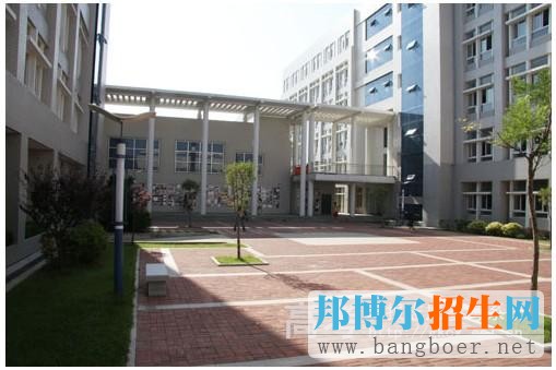 山東商務職業(yè)學院教學樓內園景8166