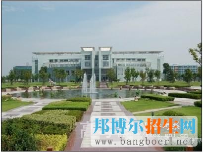 上海工會(huì)管理職業(yè)學(xué)院校園一角1100