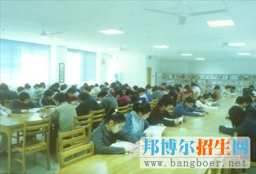 武漢電力職業(yè)技術(shù)學(xué)院校園一角11441