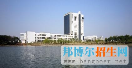 公共關(guān)系學(xué)專業(yè)堅(jiān)持基本理論知識(shí)與基本技能方法相結(jié)合的培養(yǎng)目標(biāo),培養(yǎng)適應(yīng)社會(huì)主義市場(chǎng)經(jīng)濟(jì)建設(shè)需要,具備扎實(shí)的公共關(guān)系專業(yè)知識(shí)與技能,德才兼?zhèn)涞膹氖鹿碴P(guān)系研究與實(shí)踐的高素質(zhì)、高水平的復(fù)合型人才。