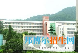 廣東松山職業(yè)技術(shù)學(xué)院（簡稱“松山職院”）是2000年6月經(jīng)廣東省人民政府批準轉(zhuǎn)制的省屬全日制普通高等職業(yè)技術(shù)院校，前身為創(chuàng)辦于1976年的韶鋼職工大學(xué)。學(xué)院地處韶關(guān)市南郊，鄰近京珠高速公路，緊靠廣韶公路，毗鄰粵北名勝南華寺，占地面積43.7萬平方米，建筑面積23.64萬平方米，現(xiàn)有教職員工518人，全日制在校大專學(xué)生8713多人。