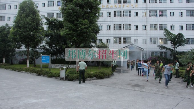 樂山市旅游學(xué)校招生辦聯(lián)系電話