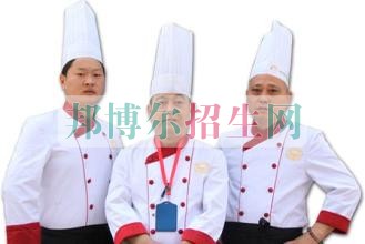 高中生讀廚師好嗎  學(xué)什么好就業(yè)，學(xué)什么有前途?現(xiàn)如今，學(xué)什么好就業(yè)，針對廣大青少年朋友來說，選擇一門好技術(shù)即是走向成功、改變命運的好機會。然而，現(xiàn)在社會上職業(yè)學(xué)校五花八門，到底該選擇學(xué)什么技術(shù)最有前途呢?那么小編告訴同學(xué)們，技能學(xué)廚師，百萬年薪不是夢!  下面就跟著小編來了解一下廚師專業(yè)吧。  廚師成就夢想  目前，社會上不斷出現(xiàn)餐飲企業(yè)以百萬年薪來聘請行政總廚的現(xiàn)象，五年前，這還能被稱作新聞，現(xiàn)如今，這已經(jīng)是一種趨勢。有餐飲企業(yè)的老板們表示給廚藝好、有市場意識的廚師發(fā)高額薪水，發(fā)的心甘情愿。 俗話說：“一技在手 勝握千金”。當(dāng)今社會，好就業(yè)，學(xué)技術(shù)才是王道;而學(xué)技術(shù)，廚師前途一直被看好。廚師是目前社會具備良好發(fā)展?jié)摿Φ男袠I(yè)之一，中國烹飪協(xié)會發(fā)布的《2011年度餐飲業(yè)發(fā)展報告》顯示，我國餐飲業(yè)已經(jīng)連續(xù)19年以兩位數(shù)的速度增長;餐飲業(yè)人員遠(yuǎn)遠(yuǎn)不能滿足高速發(fā)展的現(xiàn)代餐飲對人才的需求，優(yōu)秀餐飲人才的稀缺正成為制約中餐發(fā)展和提升的重要因素。  學(xué)廚師有前途嗎?  當(dāng)然有!據(jù)報告顯示，目前社會對廚師有大批量需求。學(xué)習(xí)專業(yè)的烹飪技術(shù)，走上社會，就是用人單位爭搶的技能型人才，發(fā)展前途不可限量。  學(xué)廚師，必須具有扎實的技術(shù)，有可依賴的烹飪能力才會更加有競爭實力。江西新東方烹飪學(xué)校，是一所具有24年辦學(xué)歷史的老牌專業(yè)烹飪院校，雄厚的辦學(xué)實力和鮮明的辦學(xué)特色受社會各級的廣泛好評。辦學(xué)24年來始終以“匯集天下名菜，培養(yǎng)廚師精英”為己任，共為社會培養(yǎng)高素質(zhì)烹飪?nèi)瞬艧o數(shù)名。近年來，學(xué)校辦學(xué)規(guī)模、辦學(xué)層次和辦學(xué)水平不斷提高，在專業(yè)建設(shè)、師資隊伍建設(shè)、教學(xué)、教研等方面取得了長足進(jìn)步，在創(chuàng)建高水平烹飪專業(yè)院校的征途中實現(xiàn)了跨越式發(fā)展，在國內(nèi)外具有較高的知名度和美譽度。尤其是學(xué)王牌專業(yè)——金典大廚專業(yè)的畢業(yè)生，更是被各大星級酒店、賓館提前“搶購”，他們都是未來的廚師長、行政總廚，他們年薪百萬指日可待。  小結(jié)  現(xiàn)在這個社會，學(xué)門技術(shù)是不錯的。 但是選擇的時候要謹(jǐn)慎一些，畢竟很多行業(yè)還是不適合的， 學(xué)技術(shù)看中的是能不能找到工作，或者以后的出路咋樣，就發(fā)展來說，廚師這一行不錯，一個存在了幾千年的職業(yè)，從來沒有失業(yè)。