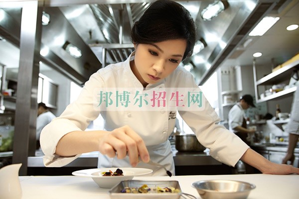女生學(xué)廚師