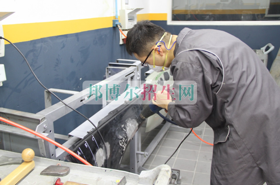 成都好點(diǎn)的汽車整形技術(shù)學(xué)校