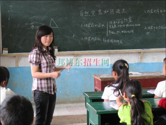 成都設(shè)有教育技術(shù)學(xué)的公辦大專(zhuān)學(xué)校