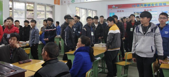 瀘州市工業(yè)技工學(xué)校心懷感恩，讓愛和溫暖充滿校園
