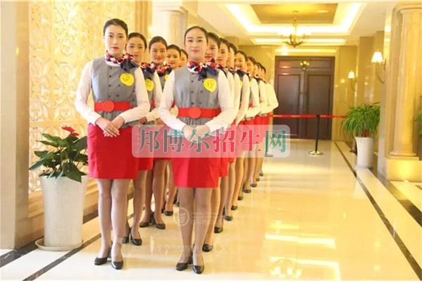 成都航空旅游職業(yè)學(xué)校開啟新學(xué)期首場(chǎng)招聘，場(chǎng)面火爆美女如云