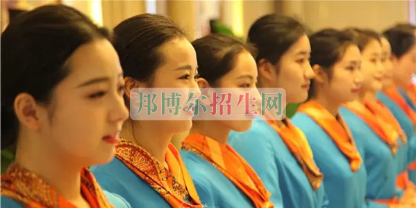 成都航空旅游職業(yè)學(xué)校開啟新學(xué)期首場(chǎng)招聘，場(chǎng)面火爆美女如云