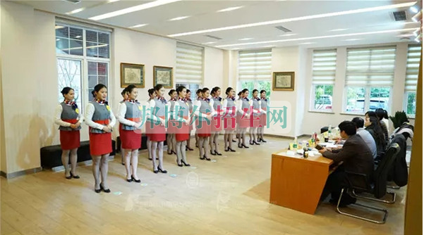 成都航空旅游職業(yè)學(xué)校開啟新學(xué)期首場(chǎng)招聘，場(chǎng)面火爆美女如云
