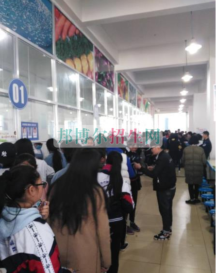 西昌現(xiàn)代職業(yè)技術(shù)學(xué)校食堂改革初見(jiàn)成效 學(xué)生就餐滿意度高