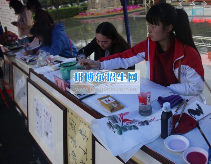 南充師范學?；ㄩ_滿堂盛世春——南充師范歡慶“三八”節(jié)