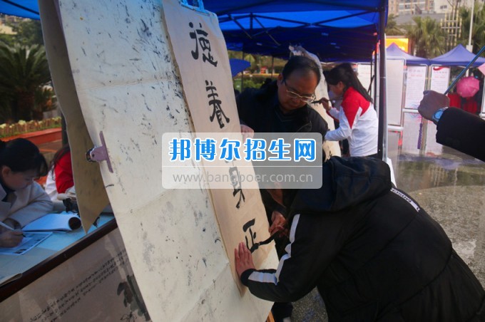南充師范學?；ㄩ_滿堂盛世春——南充師范歡慶“三八”節(jié)