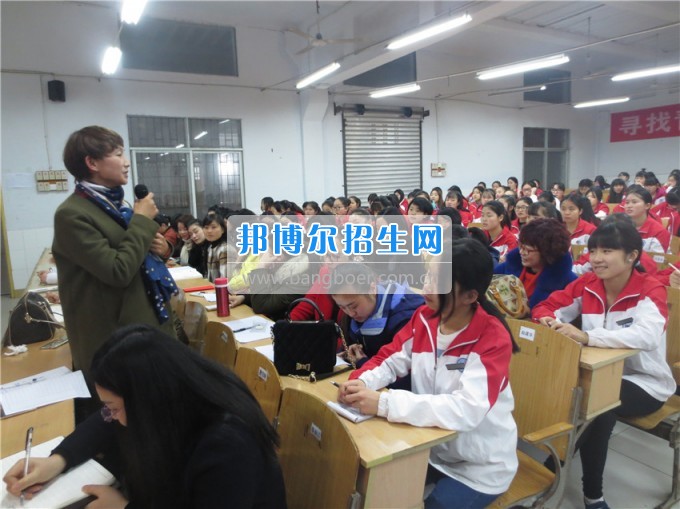 南充師范學?；ㄩ_滿堂盛世春——南充師范歡慶“三八”節(jié)