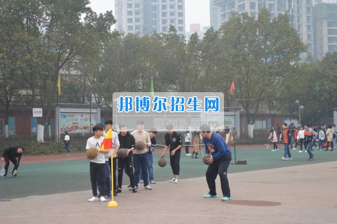 四川省江安縣職業(yè)技術(shù)學校周末大課堂，留守學生溫馨家園