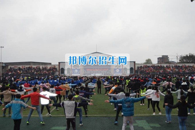 四川省江安縣職業(yè)技術(shù)學(xué)校家長會(huì)實(shí)現(xiàn)“家校同心，師生同行”