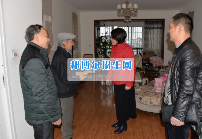 川南幼兒師范高等?？茖W(xué)校領(lǐng)導(dǎo)帶隊(duì)慰問(wèn)生活困難教職工、老黨員和老干部