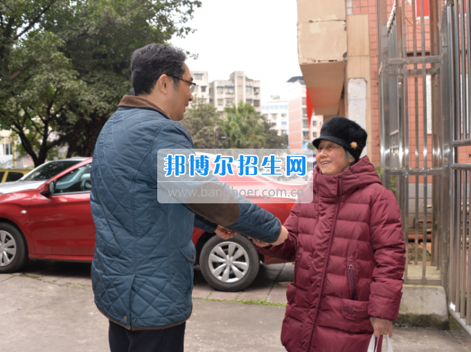 川南幼兒師范高等專科學(xué)校領(lǐng)導(dǎo)帶隊(duì)慰問(wèn)生活困難教職工、老黨員和老干部