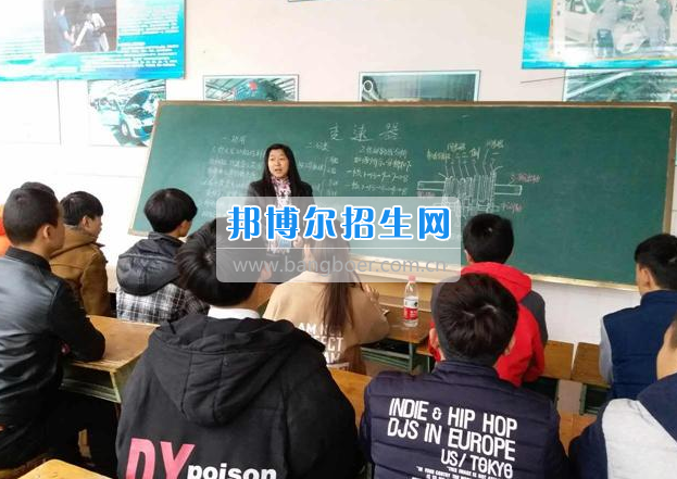 眉山科學(xué)技術(shù)學(xué)校組織汽修專業(yè)學(xué)生進行崗前培訓(xùn)