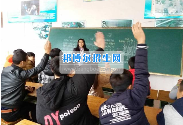 眉山科學(xué)技術(shù)學(xué)校組織汽修專業(yè)學(xué)生進行崗前培訓(xùn)