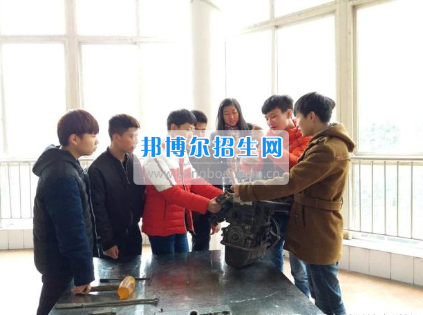 眉山科學(xué)技術(shù)學(xué)校組織汽修專業(yè)學(xué)生進行崗前培訓(xùn)