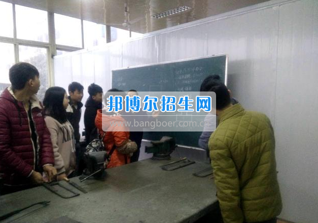 眉山科學(xué)技術(shù)學(xué)校組織汽修專業(yè)學(xué)生進行崗前培訓(xùn)