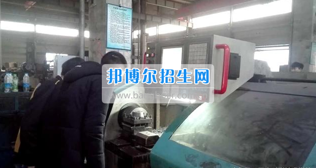 眉山科學(xué)技術(shù)學(xué)校組織汽修專業(yè)學(xué)生進行崗前培訓(xùn)