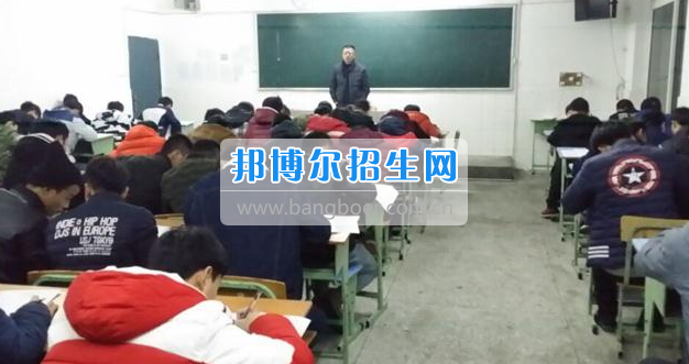 眉山科學(xué)技術(shù)學(xué)校組織汽修專業(yè)學(xué)生進行崗前培訓(xùn)
