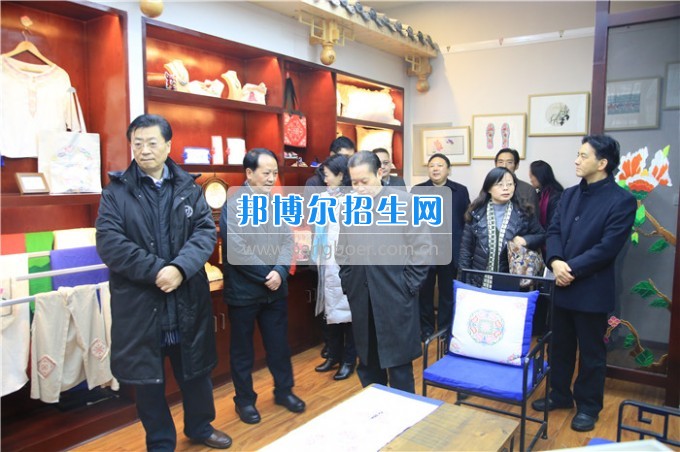 四川音樂學(xué)院黨委書記、院長(zhǎng)林戈?duì)柦淌谝恍械酱ū庇變簬煼陡叩葘？茖W(xué)?？疾? width=