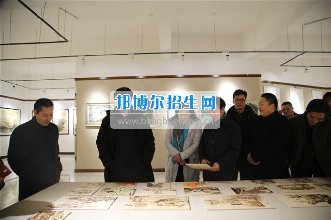 四川音樂學(xué)院黨委書記、院長(zhǎng)林戈?duì)柦淌谝恍械酱ū庇變簬煼陡叩葘？茖W(xué)?？疾? width=