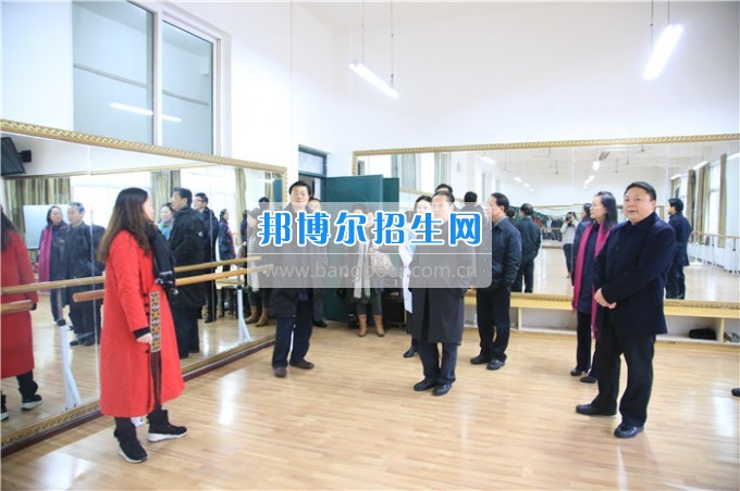 四川音樂學(xué)院黨委書記、院長(zhǎng)林戈?duì)柦淌谝恍械酱ū庇變簬煼陡叩葘？茖W(xué)?？疾? width=