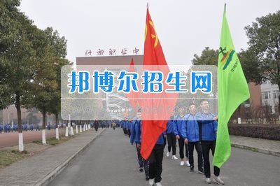 四川省什邡市職業(yè)中專(zhuān)學(xué)校拉練路上，我們擼起袖子邁步向前