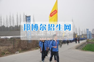 四川省什邡市職業(yè)中專(zhuān)學(xué)校拉練路上，我們擼起袖子邁步向前