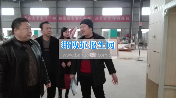 川北幼兒師范高等?？茖W(xué)校張廷鑫校長帶隊(duì)考察學(xué)生公寓設(shè)備