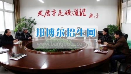 市教育局副局長(zhǎng)郭成鋼到自貢職業(yè)技術(shù)學(xué)?？赐繂柪щy教職工