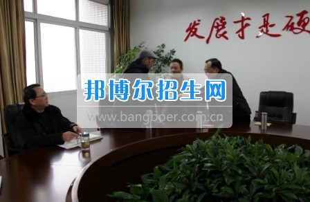 市教育局副局長(zhǎng)郭成鋼到自貢職業(yè)技術(shù)學(xué)?？赐繂柪щy教職工