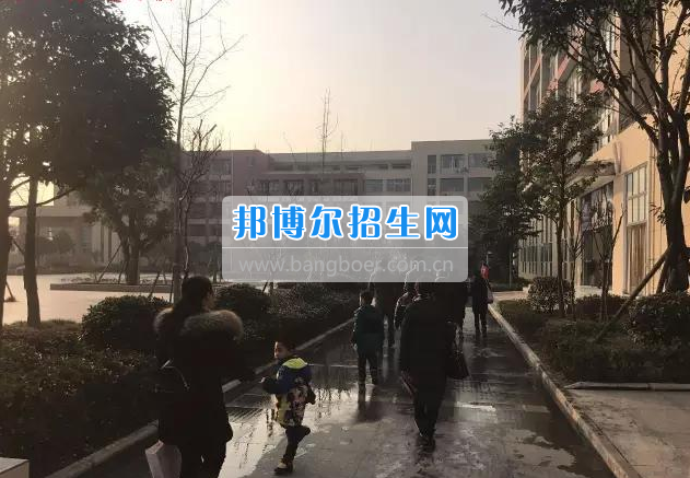 成都石化工業(yè)學校集體見證整合成效，凝心聚力攜手奮進