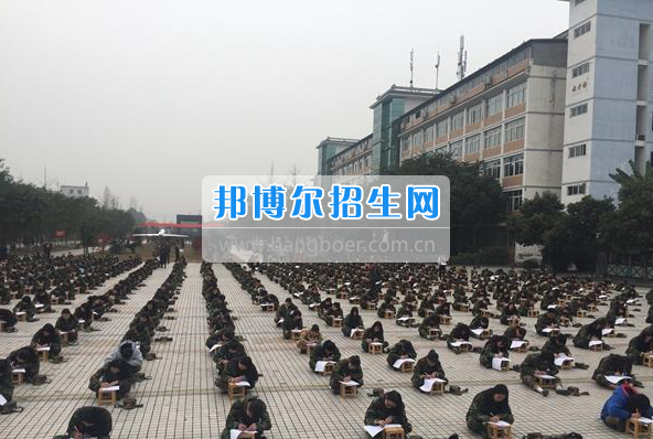 各大媒體報道四川省弘博中等專業(yè)學(xué)校千人露天考試