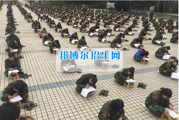 各大媒體報道四川省弘博中等專業(yè)學(xué)校千人露天考試