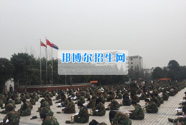 各大媒體報道四川省弘博中等專業(yè)學(xué)校千人露天考試