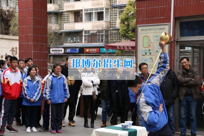 成都市蜀興職業(yè)中學與區(qū)域內初中學校進行“延伸教育”活動