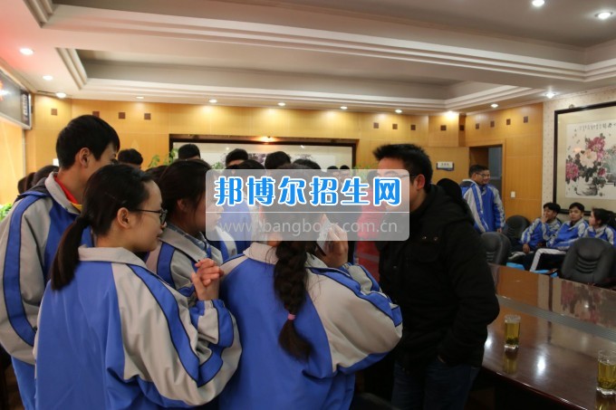 成都市蜀興職業(yè)中學與區(qū)域內初中學校進行“延伸教育”活動