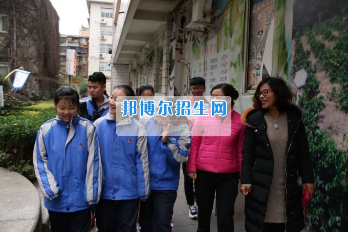 成都市蜀興職業(yè)中學與區(qū)域內初中學校進行“延伸教育”活動