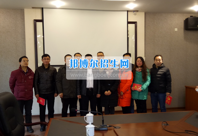 楊軍到成都市工程職業(yè)技術(shù)學(xué)校慰問(wèn)教師
