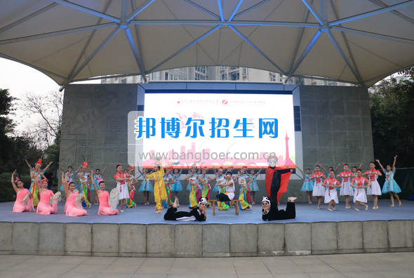 成都市洞子口職業(yè)高級中學舉行“成都，因我更美麗”主題開學典禮