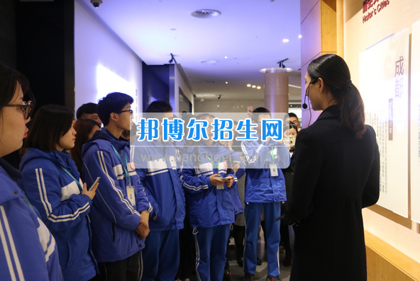 成都市洞子口職業(yè)高級中學舉行“成都，因我更美麗”主題開學典禮