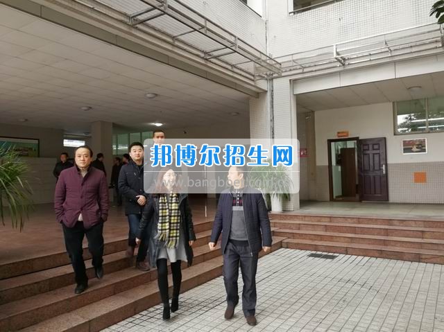區(qū)教育局紀(jì)檢組長(zhǎng)熊雪梅到成都市禮儀職業(yè)中學(xué)檢查指導(dǎo)開(kāi)學(xué)工作